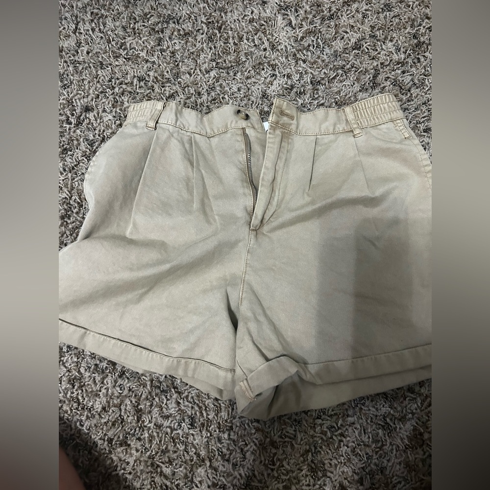 Never worn urban outfitters shorts 
Size small
With tags